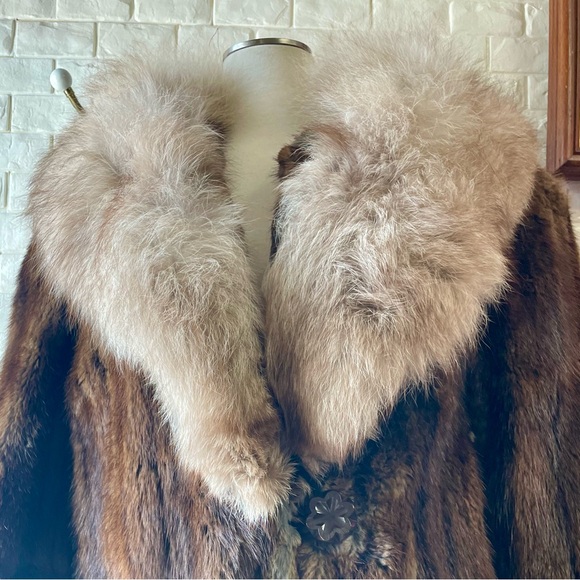 Vintage 1950s Old Hollywood Glamor Big Collar Fox + Fur Coat - Picture 4 of 17